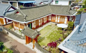 “한국인 76%가 꽂혔다”… 전주부터 글레노키까지, 판타지가 여행지가 된 6곳 전주한옥마을 한옥혜윰의 전통 기와지붕과 한옥 마당 전경