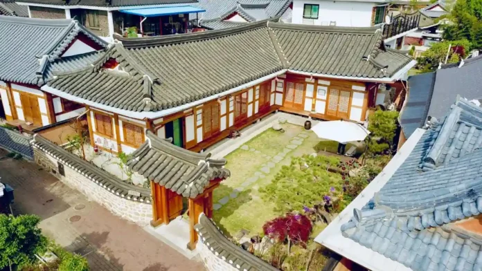 전주한옥마을 한옥혜윰의 전통 기와지붕과 한옥 마당 전경
