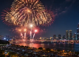 서울세계불꽃축제 2026, 불꽃은 무료인데 ‘명당’은 600만원…100만 인파가 만든 관람경제 한강과 서울 도심 위로 불꽃이 펼쳐지는 서울 불꽃축제 이미지