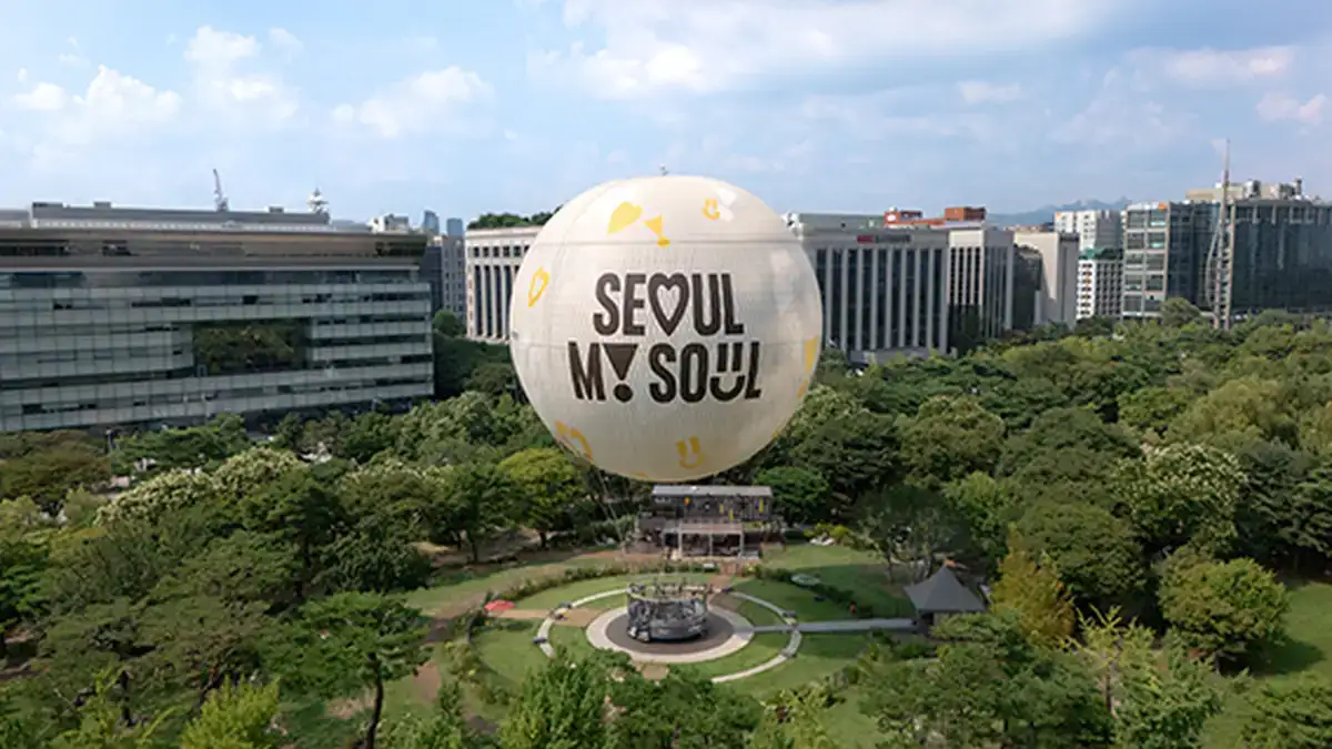 여의도공원 상공에 떠 있는 서울달의 낮 풍경