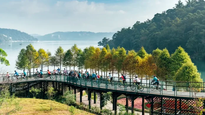 sun-moon-lake-autumn-cycling-featured 대만 일월담 호숫가 수상 자전거길을 달리는 자전거 여행객들