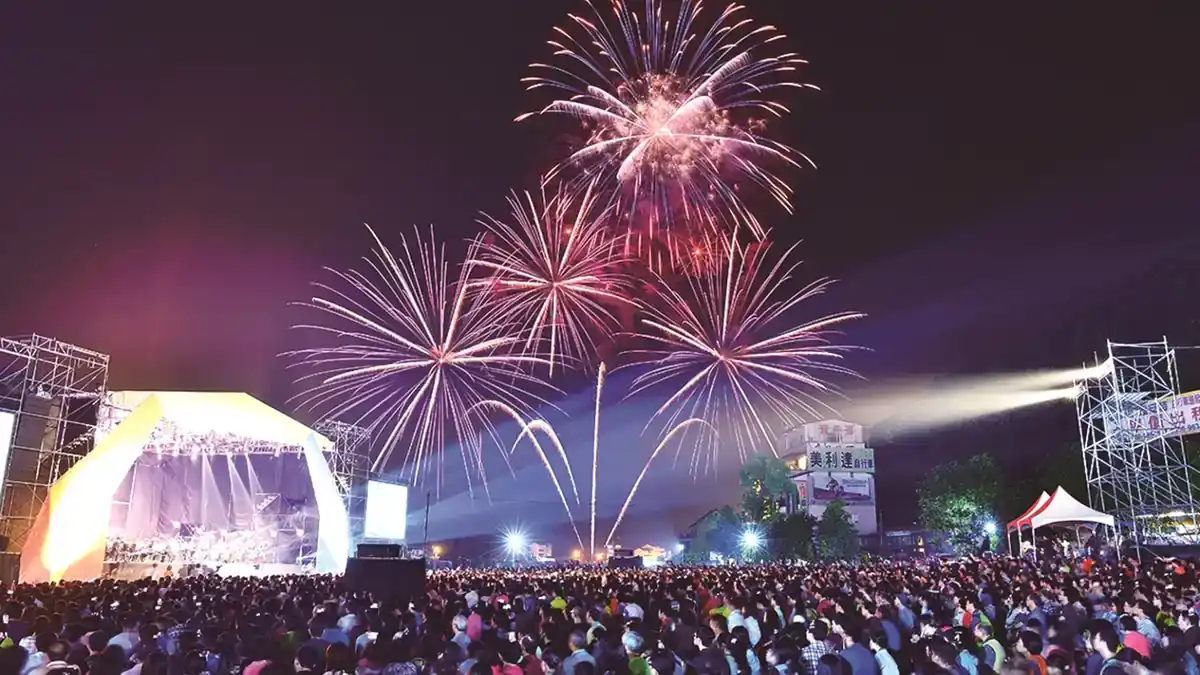 일월담 음악 불꽃축제에서 호수 밤하늘을 수놓는 불꽃놀이