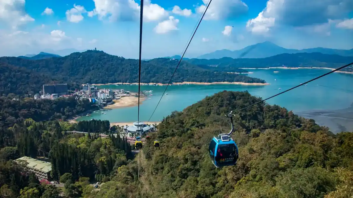 대만 일월담 호수와 산악지대를 가로지르는 케이블카