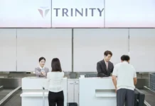 트리니티항공 첫 운항…대구~제주·인천~나리타서 새 이름으로 날았다 트리니티항공 새 CI가 적용된 인천국제공항 체크인 카운터에서 직원들이 승객의 탑승수속을 돕는 모습