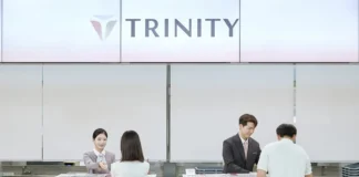 트리니티항공 첫 운항…대구~제주·인천~나리타서 새 이름으로 날았다 트리니티항공 새 CI가 적용된 인천국제공항 체크인 카운터에서 직원들이 승객의 탑승수속을 돕는 모습