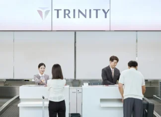 트리니티항공 첫 운항…대구~제주·인천~나리타서 새 이름으로 날았다 트리니티항공 새 CI가 적용된 인천국제공항 체크인 카운터에서 직원들이 승객의 탑승수속을 돕는 모습