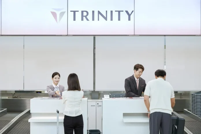 트리니티항공 첫 운항 인천공항 체크인 카운터 트리니티항공 새 CI가 적용된 인천국제공항 체크인 카운터에서 직원들이 승객의 탑승수속을 돕는 모습