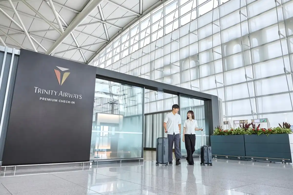트리니티항공 로고가 설치된 인천국제공항 프리미엄 체크인 구역을 이용하는 승객