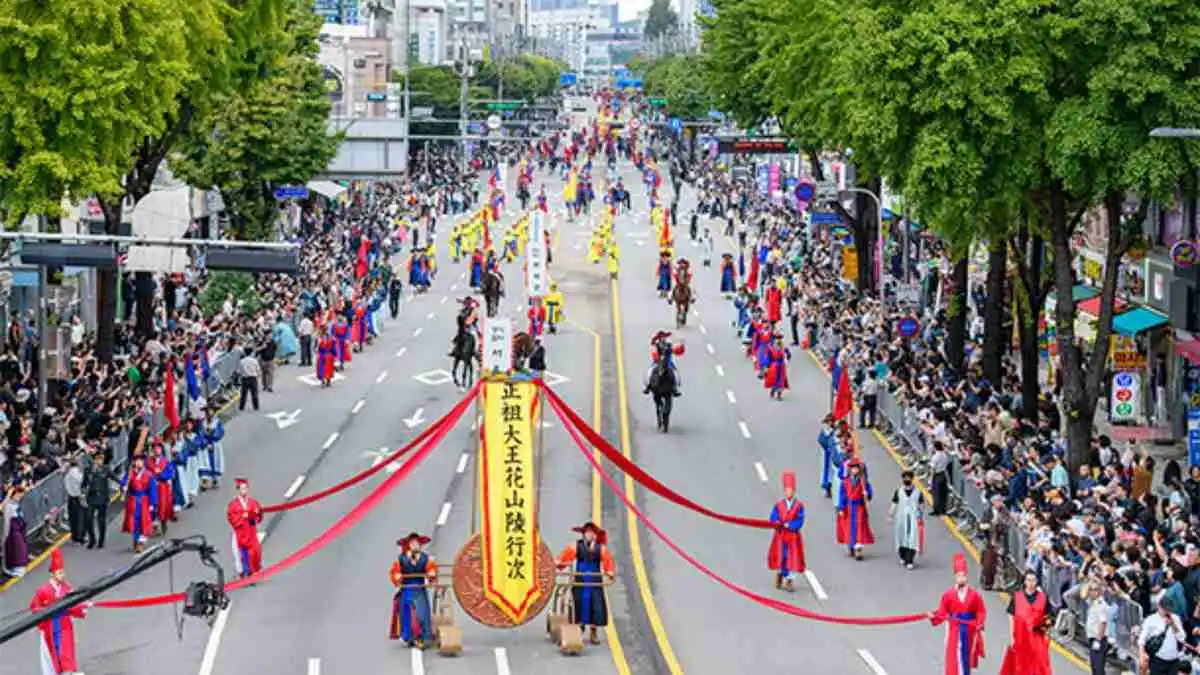 King Jeongjo Royal Procession passing Janganmun Gate at Suwon Hwaseong