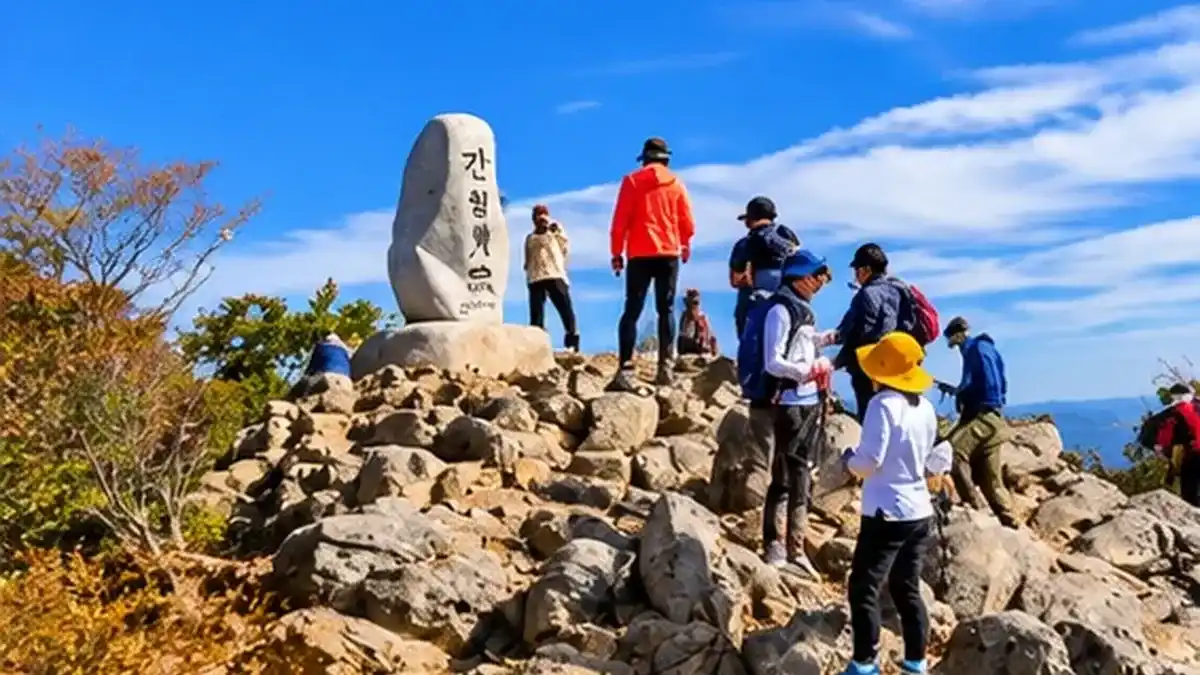 해발 1069m 간월산 정상 표지석과 등산객들