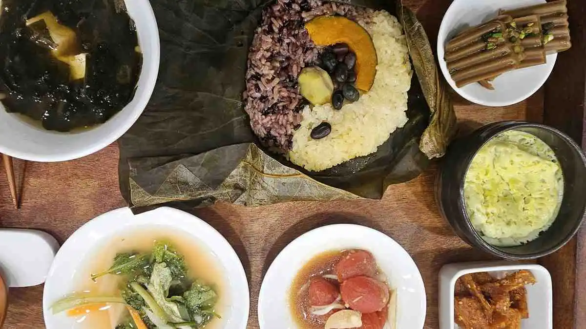 흑미와 차조 단호박 밤 검은콩을 넣어 쪄낸 수북로1945 연잎밥