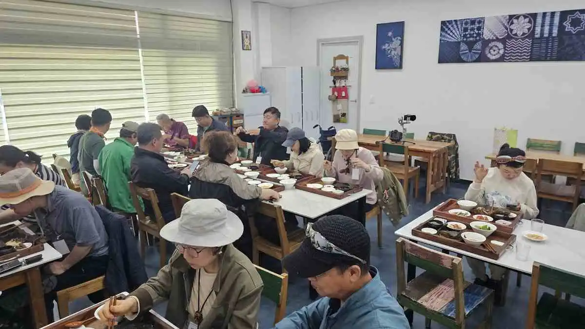 나무 식탁과 의자가 놓인 28석 규모의 수북로1945 실내