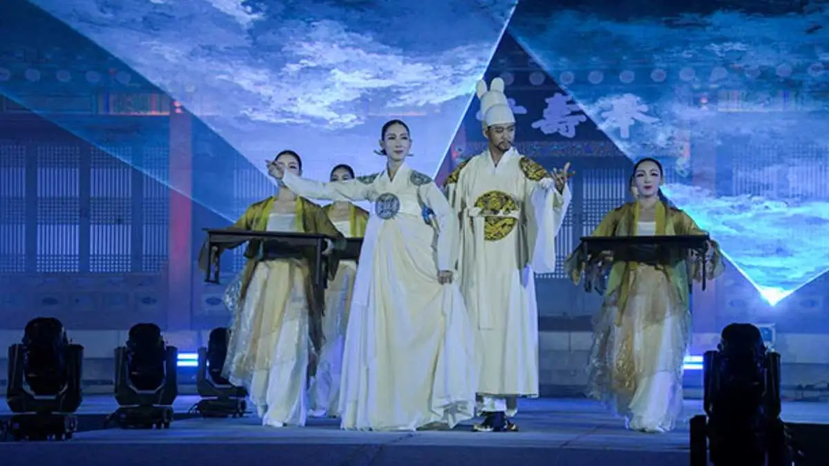King Jeongjo portrayed in a historical stage performance in Suwon