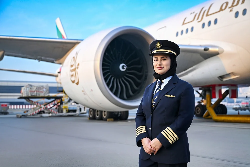 보잉 777의 거대한 GE90 제트 엔진 앞에 선 하난 모하메드 자와드 기장
