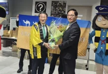 에어서울, 인천~요나고 12월 26일부터 매일 운항…취항 10주년 인천~요나고 취항 10주년 행사에서 기념 촬영하는 히라이 신지 지사와 김중호 대표