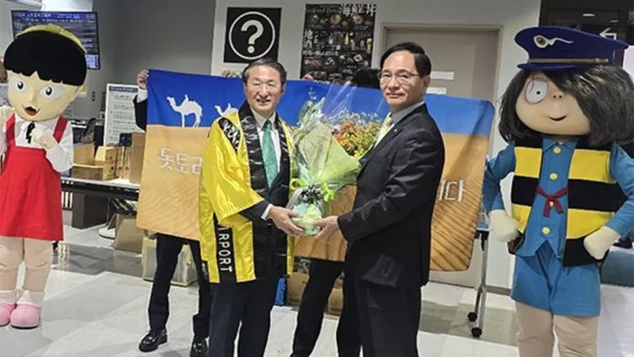 인천~요나고 취항 10주년 행사에서 기념 촬영하는 히라이 신지 지사와 김중호 대표