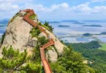 비금도 그림산·선왕산 트레킹, 해발 255m 능선에서 만나는 다도해 비금도 투구봉 바위 사면을 따라 놓인 계단과 다도해