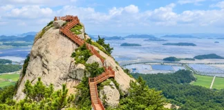 비금도 그림산·선왕산 트레킹, 해발 255m 능선에서 만나는 다도해 비금도 투구봉 바위 사면을 따라 놓인 계단과 다도해