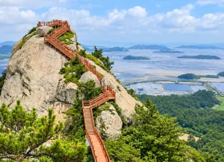 비금도 그림산·선왕산 트레킹, 해발 255m 능선에서 만나는 다도해 비금도 투구봉 바위 사면을 따라 놓인 계단과 다도해