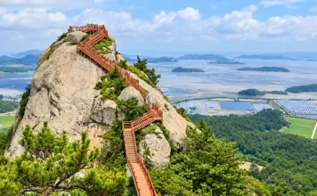 비금도 그림산·선왕산 트레킹, 해발 255m 능선에서 만나는 다도해 비금도 투구봉 바위 사면을 따라 놓인 계단과 다도해