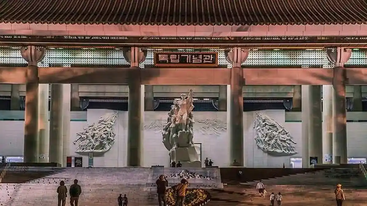 야간 조명을 받은 독립기념관 겨레의 집과 관람객
