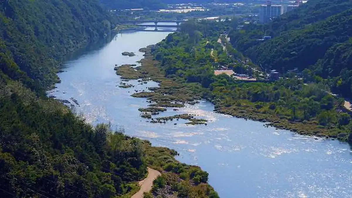 높은 곳에서 내려다본 춘천 소양강과 주변 산세