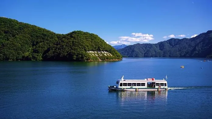 chuncheon-soyangho-lake-featured 춘천 소양호를 가로지르는 유람선과 산 풍경