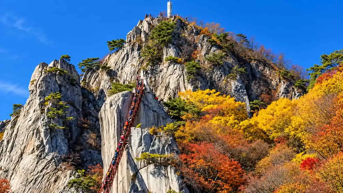대둔산 암벽에 설치된 경사 51도의 삼선계단