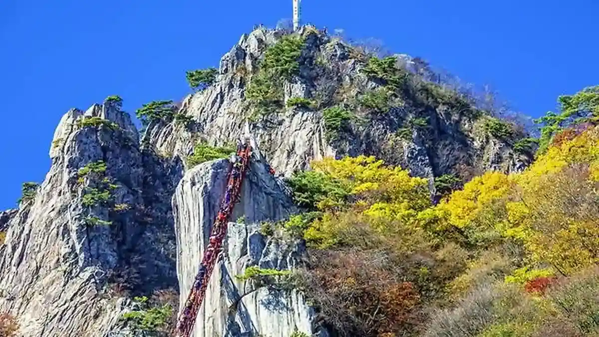 둔둔 암벽에 삼선계단과 휴가객