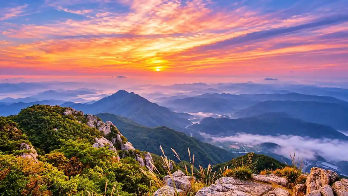 대둔산 정상부에서 바라본 겹겹의 산줄기와 운해