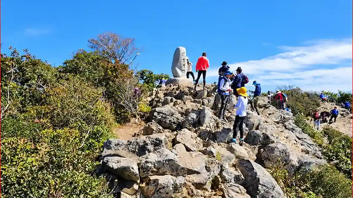 해발 1069m 간월산 정상과 등산객