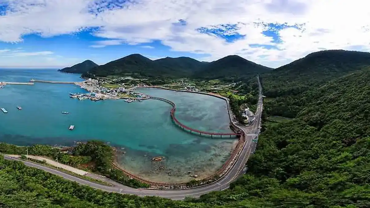 거제 여차 홍포 해안에서 바라본 남해 다도해와 주변 산세