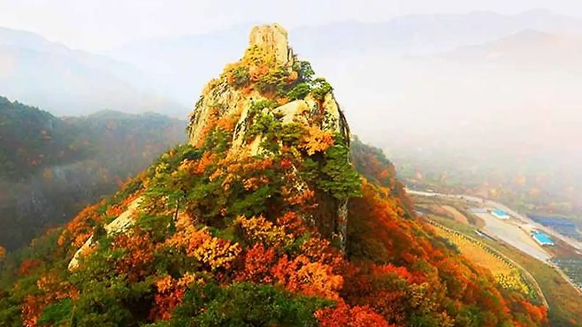 군위 아미산의 암봉과 가을 숲, 아래쪽 마을 풍경