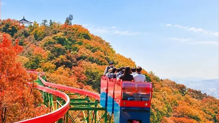 gwangju-jisan-monorail-autumn 단풍으로 물든 광주 지산유원지 산비탈을 따라 이동하는 모노레일