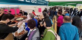 광주김치축제 5만1000명 방문…김치 랜덤팩·굿즈로 넓힌 미식축제 광주김치축제 김치 시식·판매 부스를 찾은 방문객
