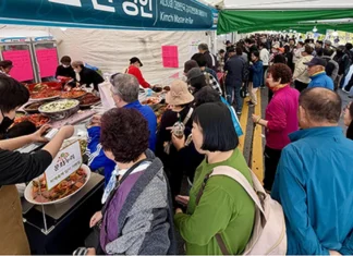 광주김치축제 5만1000명 방문…김치 랜덤팩·굿즈로 넓힌 미식축제 광주김치축제 김치 시식·판매 부스를 찾은 방문객