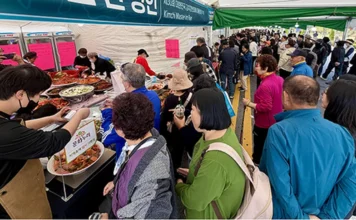 광주김치축제 5만1000명 방문…김치 랜덤팩·굿즈로 넓힌 미식축제 광주김치축제 김치 시식·판매 부스를 찾은 방문객