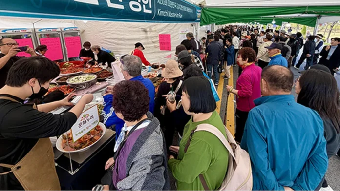 gwangju-kimchi-festival-market-2026 광주김치축제 김치 시식·판매 부스를 찾은 방문객