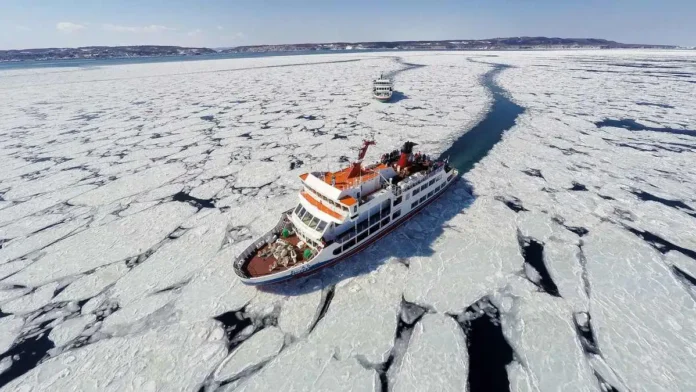 홋카이도 오호츠크해 쇄빙 관광선 오로라호 홋카이도 오호츠크해 유빙을 가르며 항해하는 아바시리 쇄빙선 오로라호