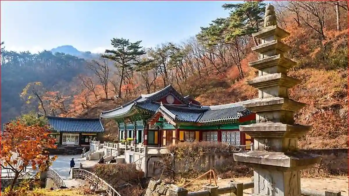 희방사 전각과 석탑 뒤로 펼쳐진 가을 산자락