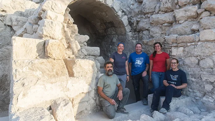 jerusalem-ophel-ritual-bath-team 돌 볼트 천장이 남은 예루살렘 오펠 정결례탕 앞 발굴팀