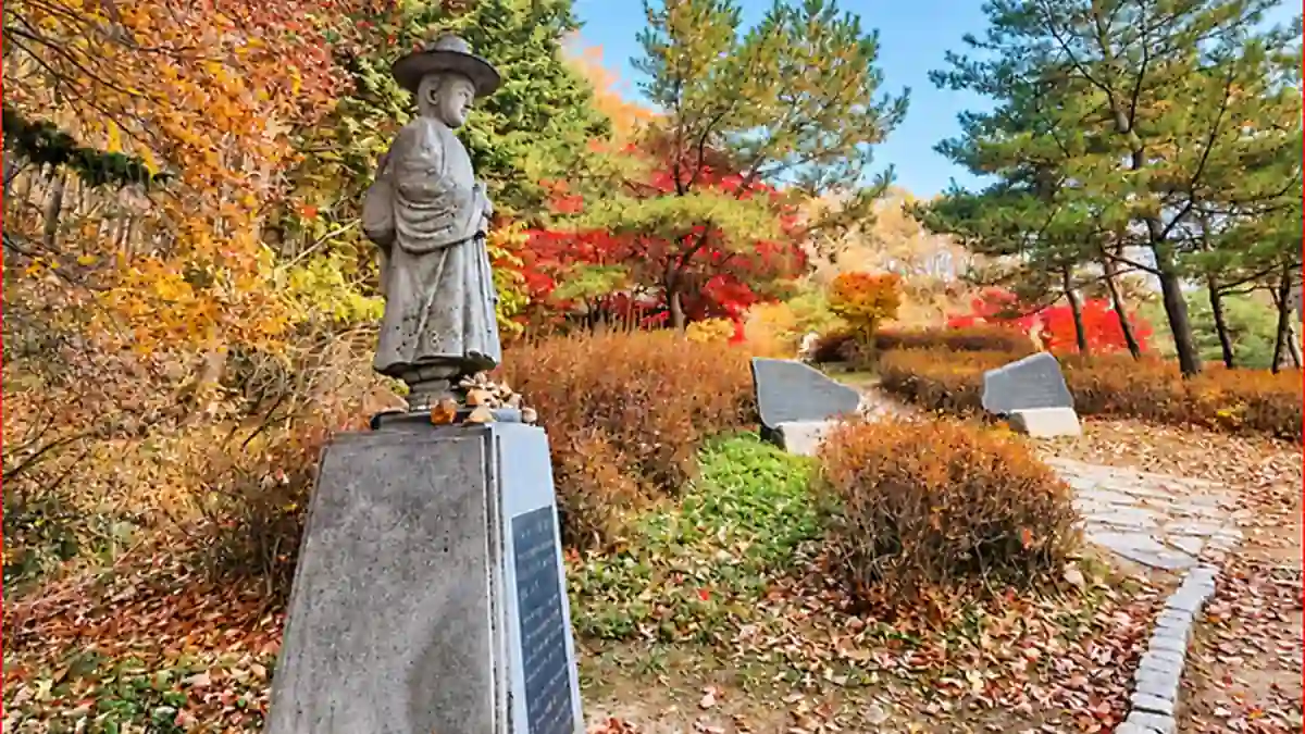 가을 나무와 인물상이 어우러진 산책 공간