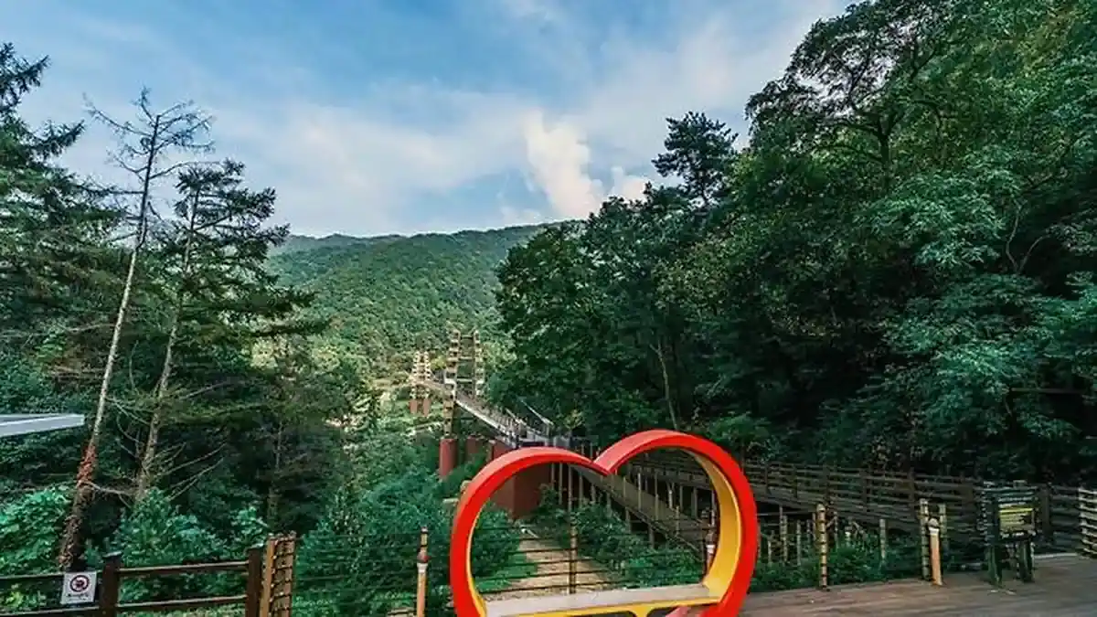 좌구산 명상구름다리 입구와 하트 조형물