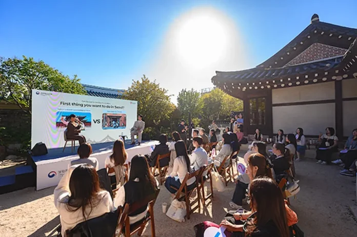 외국인 참가자들이 창경궁에서 코리아 사운드 저니 프로그램에 참여하는 모습