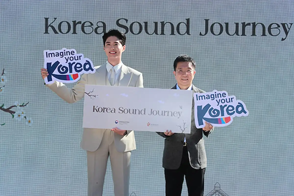 박보검 한국관광명예홍보대사와 한국관광공사 관계자가 코리아 사운드 저니 행사에서 기념촬영하는 모습