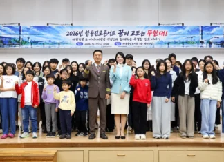 대한항공·아시아나항공, 청소년 항공 진로 특강…아동 안전체험도 지원 대한항공·아시아나항공 승무원과 항공 진로 특강 참가자들의 단체사진