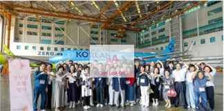 대한항공·아시아나 부모님도 한자리에… 통합 앞두고 ‘한 가족 만들기’ 시작됐다 대한항공과 아시아나항공 임직원 가족들이 정비격납고에서 기념촬영하는 모습