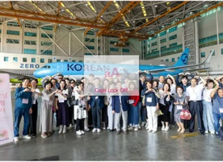 대한항공·아시아나 부모님도 한자리에… 통합 앞두고 ‘한 가족 만들기’ 시작됐다 대한항공과 아시아나항공 임직원 가족들이 정비격납고에서 기념촬영하는 모습