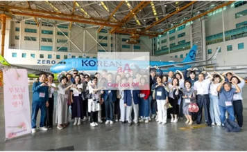 대한항공·아시아나 부모님도 한자리에… 통합 앞두고 ‘한 가족 만들기’ 시작됐다 대한항공과 아시아나항공 임직원 가족들이 정비격납고에서 기념촬영하는 모습