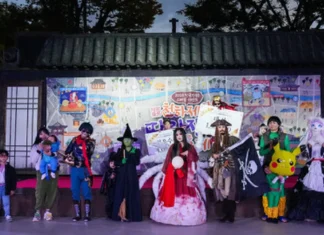 한국민속촌 ‘따라쟁이 대축제’ 30일 개막…코스튬 입으면 입장권 1만 5,000원 2025년 한국민속촌 따라쟁이 대축제에서 코스튬을 입은 참가자들이 무대에 서 있다